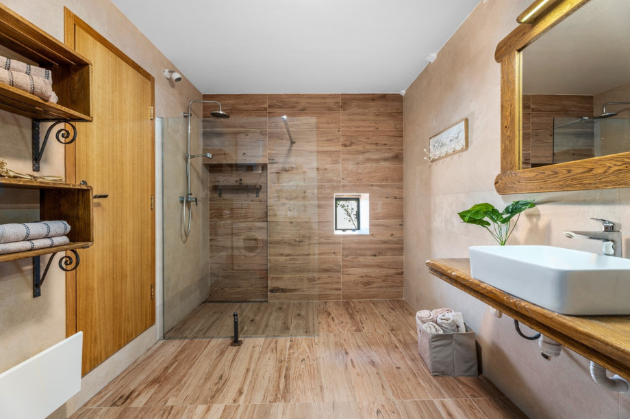 Bathroom with a shower, towels are provided