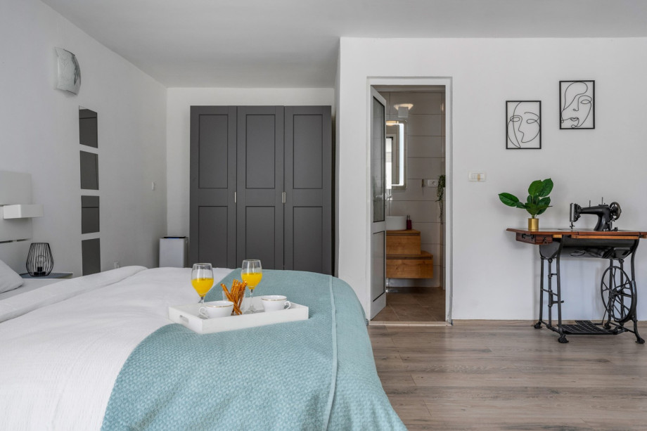 Bedroom NO4 with a king size bed 180cm x 200cm, en-suite Bathroom