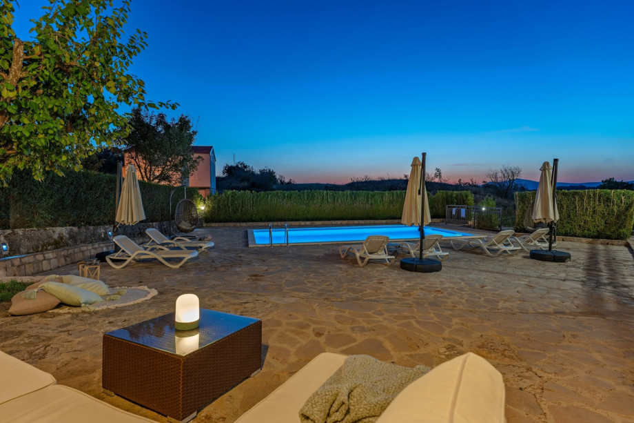 Enjoy your summer evening in the beautiful Villa Hacienda Sylvia