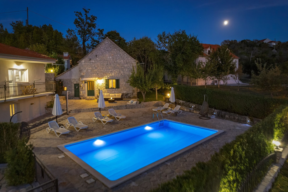 The surrounding area can be easily explored using the bicycles provided.