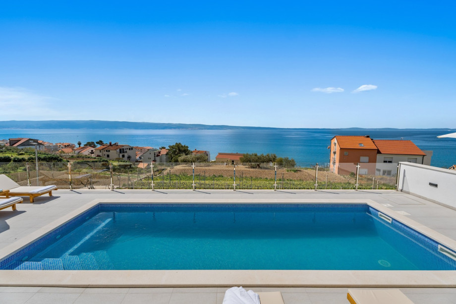 The outdoor offers a private and heated swimming pool 8m x 3m.