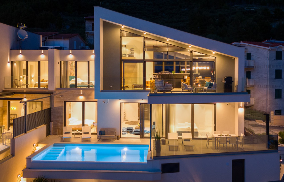 Villa Flower with 3 en-suite bedrooms, heated pool, sea views