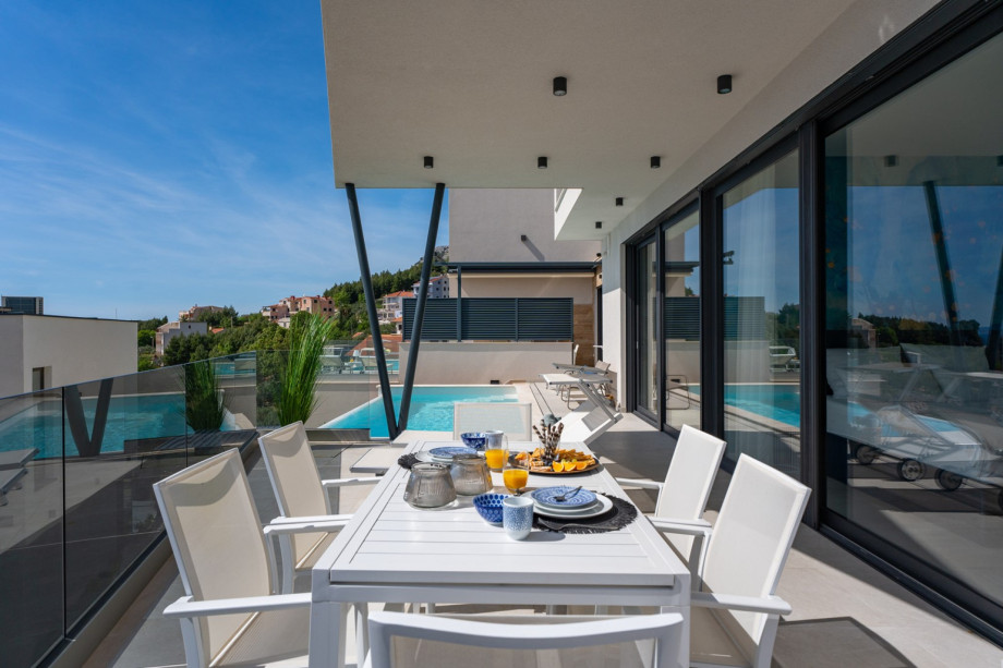 Outdoor dining table for 6 people