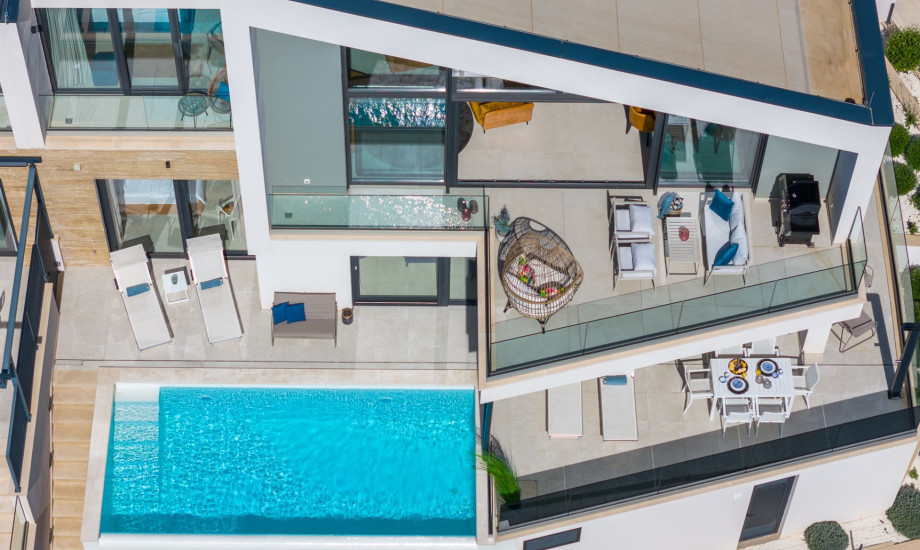 Heated private swimming pool with an electrolysis system