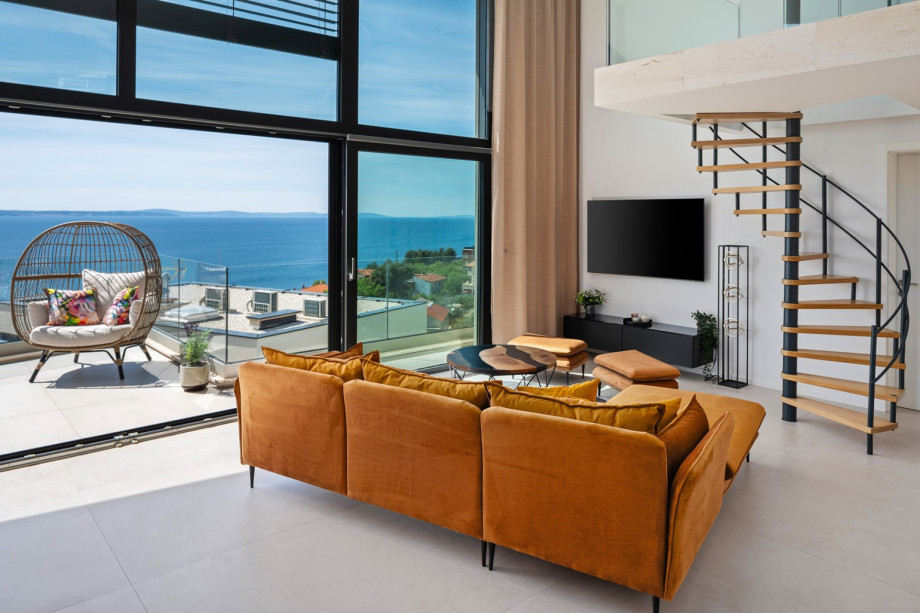 There is also a reading nook at the gallery, just above the living area