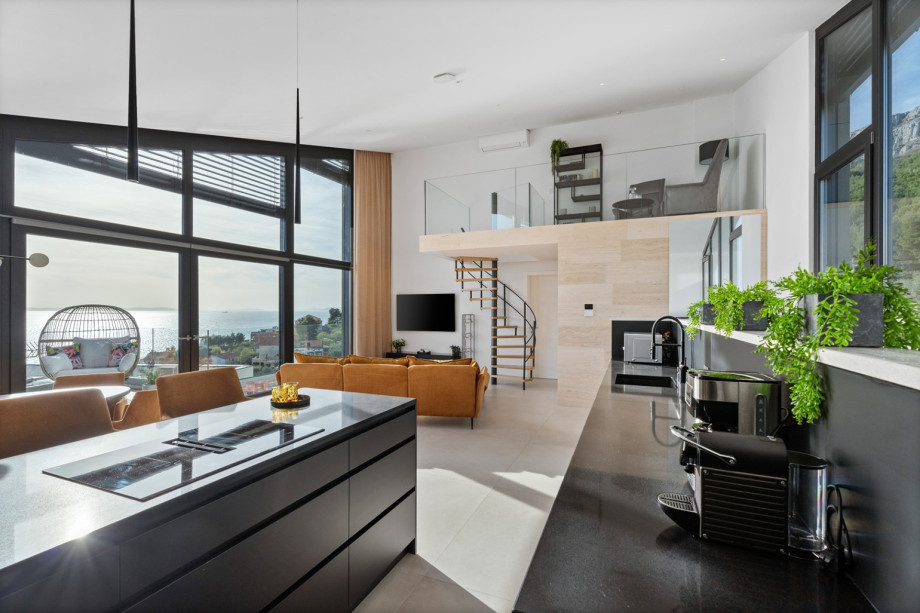 Fully equipped kitchen with a kitchen island