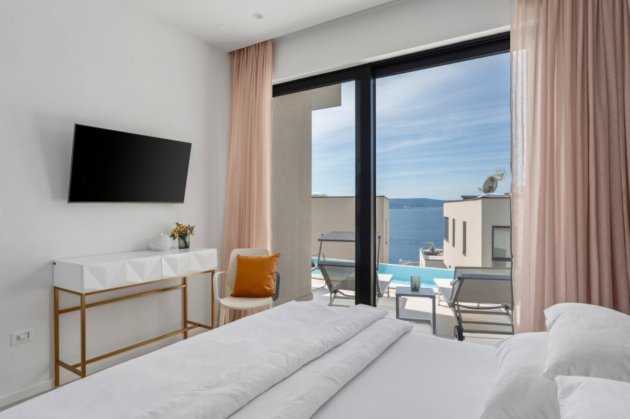 Bedroom NO2 with king size bed, direct access to the pool area