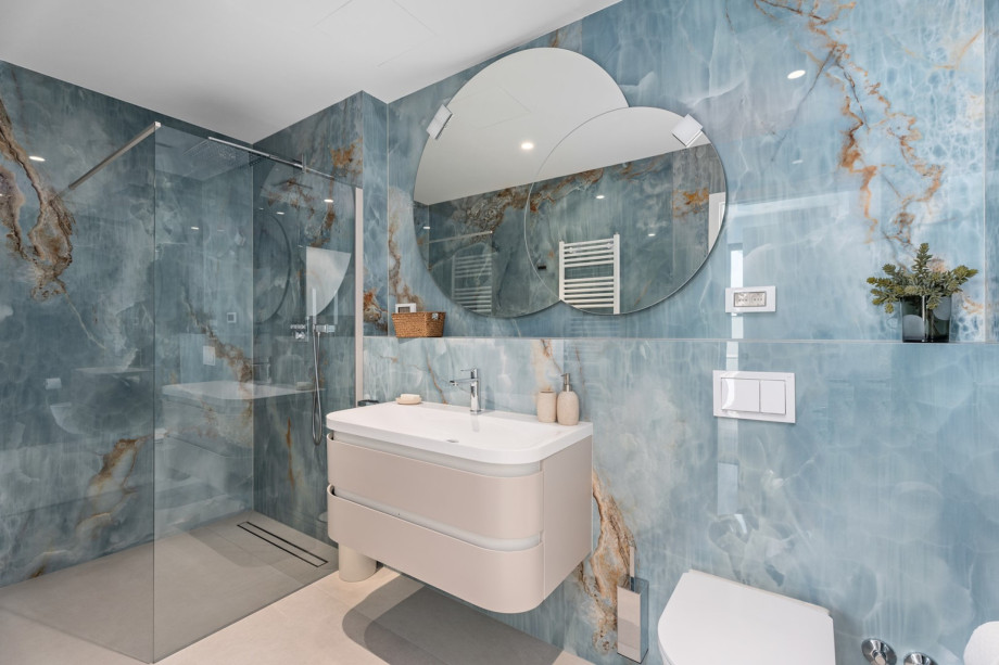 En-suite bathroom with a shower