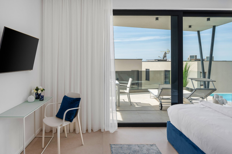 Bedroom NO3 with a 180 x 200 king size bed, TV, air-conditioning