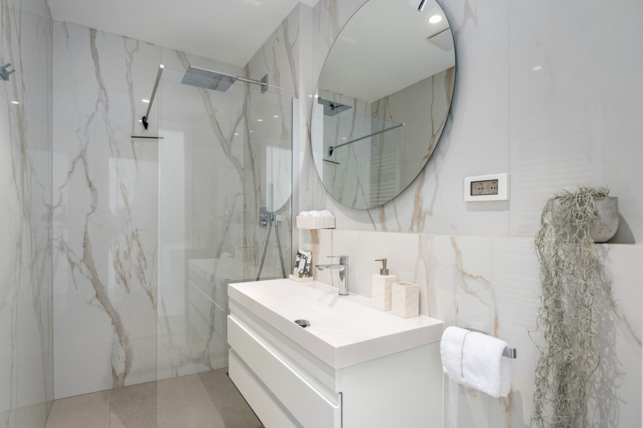 En-suite bathroom with a shower