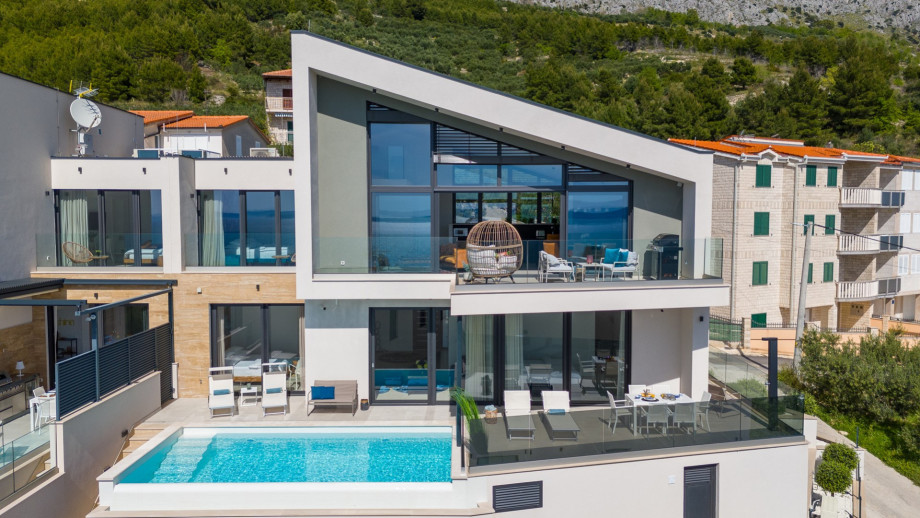 Villa Flower is a semi-detached house with Villa Sunshine