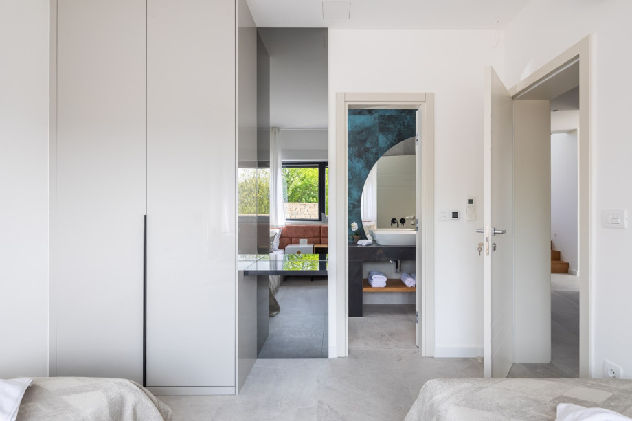 En-suite bathroom (4sqm) with a shower