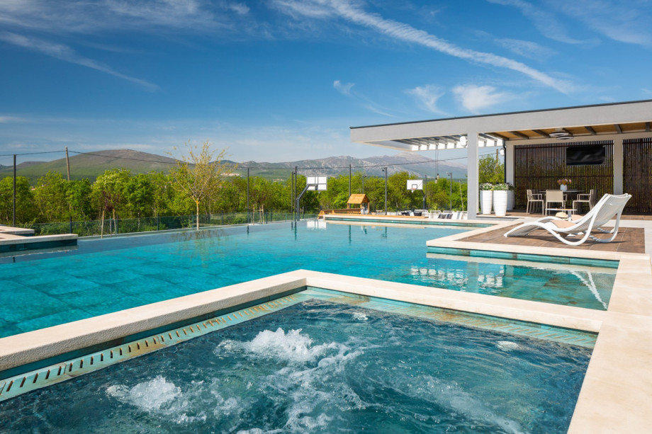 You will not miss ideas for indeed spectacular days in Villa Arya