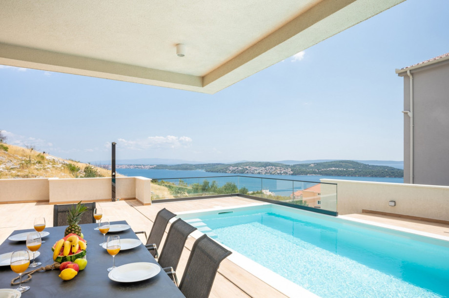 Covered outdoor dining area with a table for 8 for perfect family or friends gathering