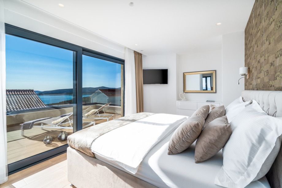 Bedroom No3 (South) with a king-size bed 180cm x 200cm, a TV, Air-conditioning,en-suite bathroom.