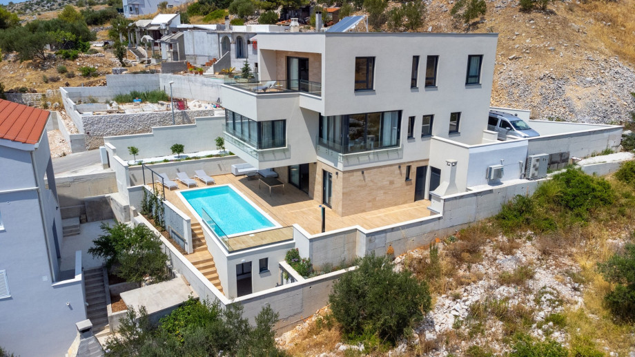 Additionally, there is a laundry with a washing machine and a dryer.