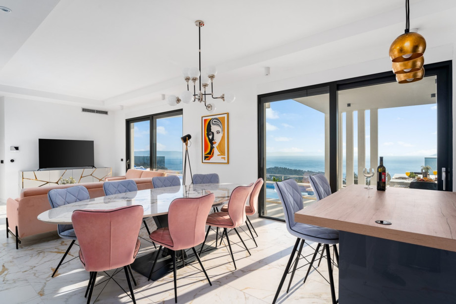 Dining area for 8 and fully equipped kitchen on the ground floor