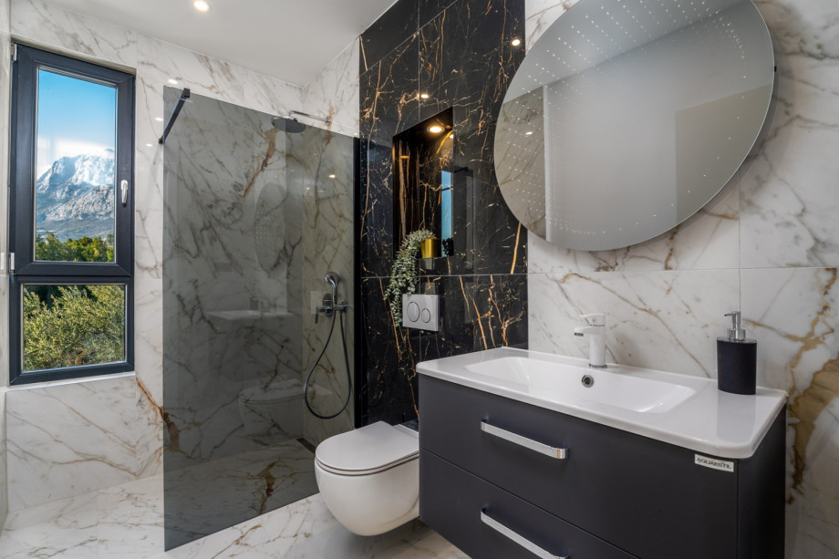 En-suite bathroom with a shower, and amazing mountain views.