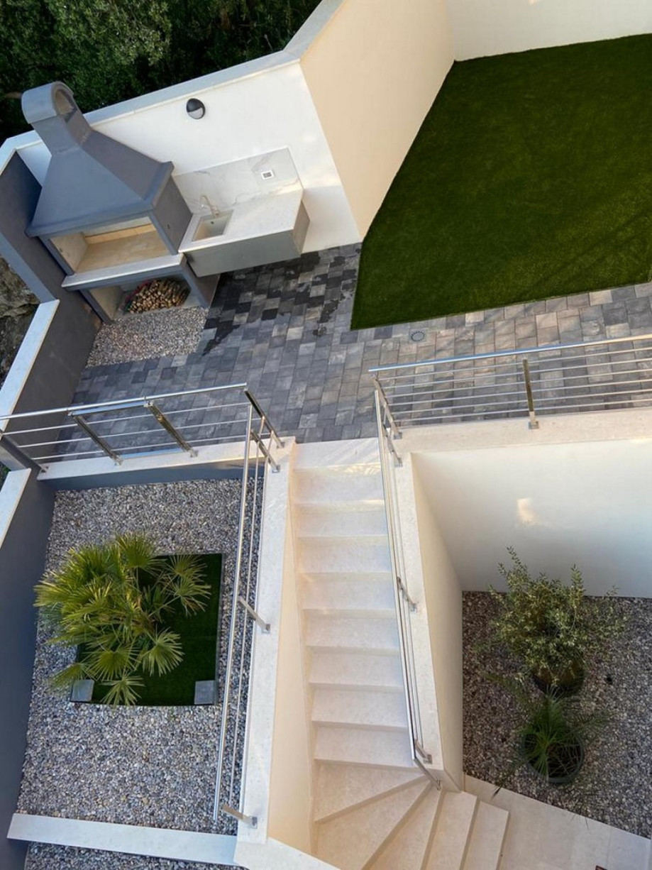 Outdoor wood/charcoal fireplace, with magnificent views of the landscape.