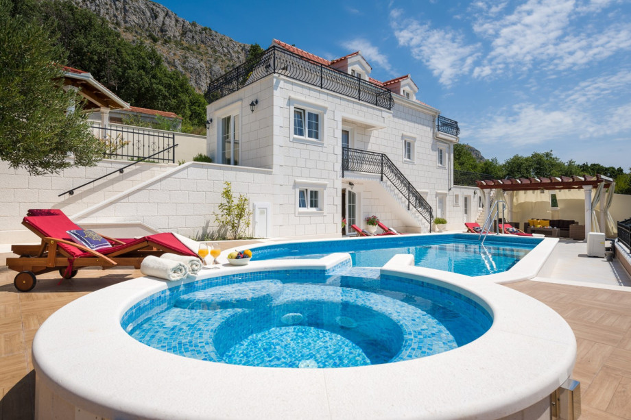 Villa Maja with jacuzzi, heated pool , sauna