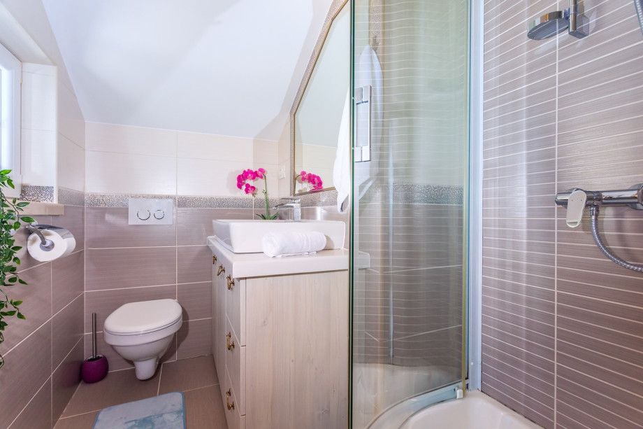 Bathroom in bedroom no.4 with shower