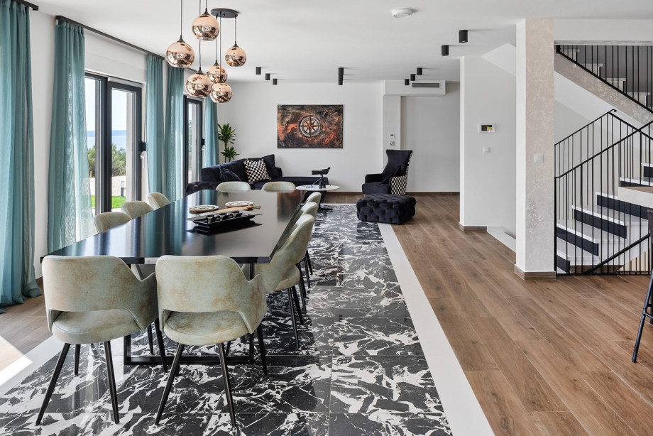 A mesmerizing view from the living room filled with hundreds of yachts and sailboats