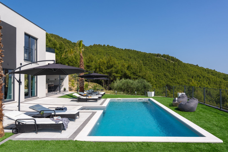 The road ends at the villa, and beyond that, there’s only a hiking trail, making it an ideal spot for those seeking privacy and nature right at their doorstep.