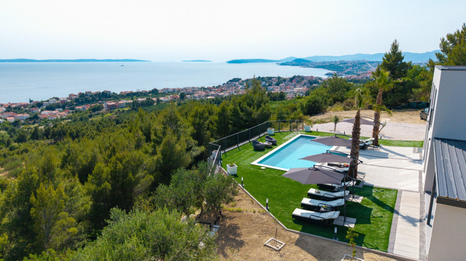 This quiet, elevated location offers seclusion and stunning views—but also means you're truly away from the hustle and bustle