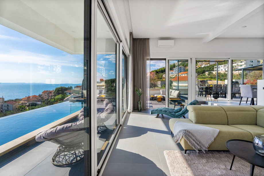 Very comfortable living room with a direct approach to the sun deck area