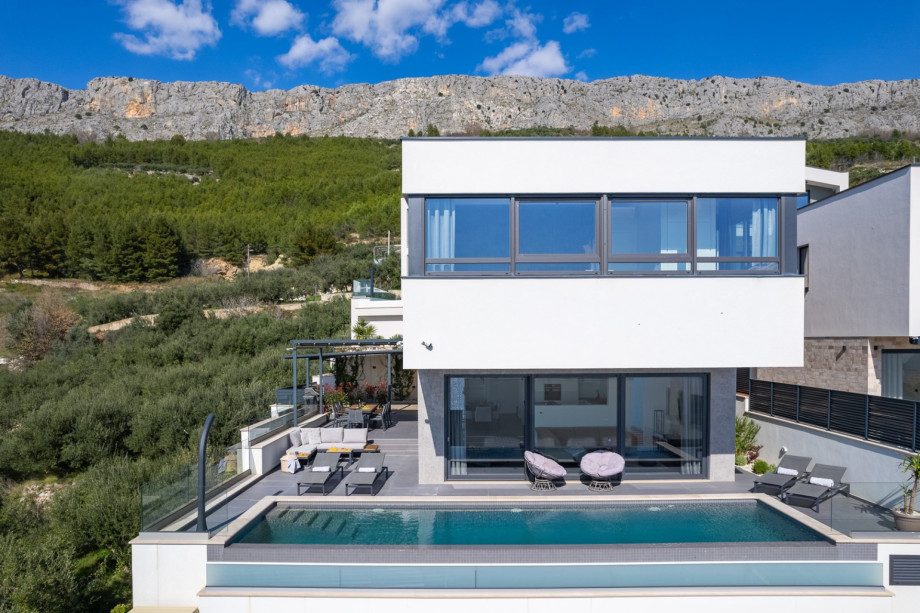 Nicely organized property located on a private plot of 404 m2 and offering 213 m2 of living space