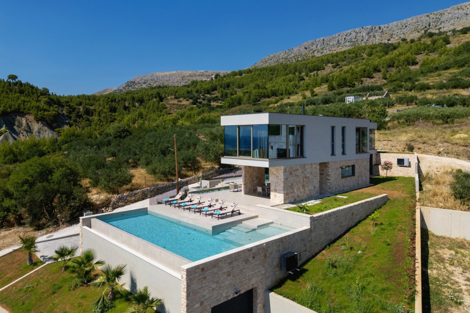 The 880 sqm fenced property includes the villa, pool, and a private parking area for 4 cars.