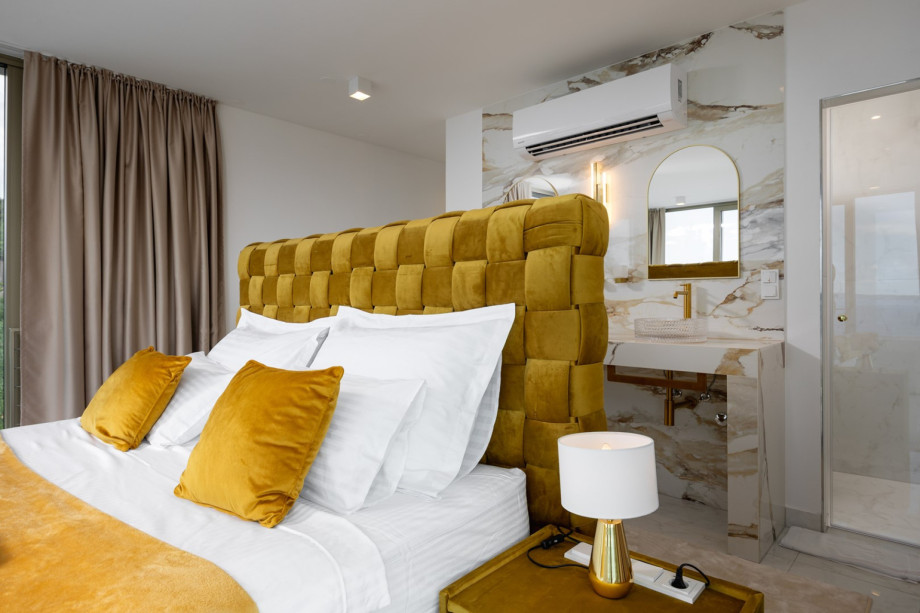 Bedroom 1 features a King-size bed (180cm x 200cm) and a walk-in wardrobe area.