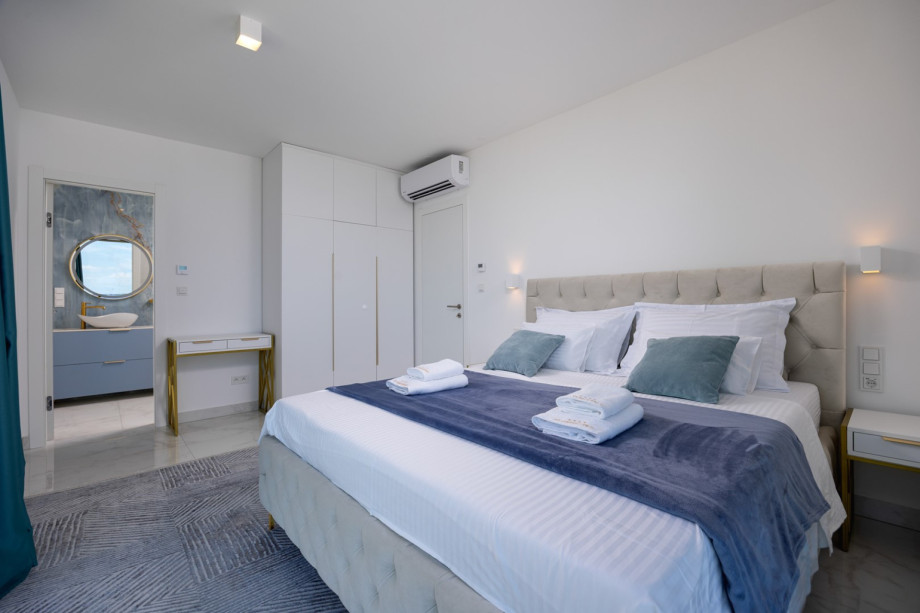 Bedroom 3 (17 sqm) is fully air-conditioned and includes a King-size bed and an en-suite bathroom with shower.