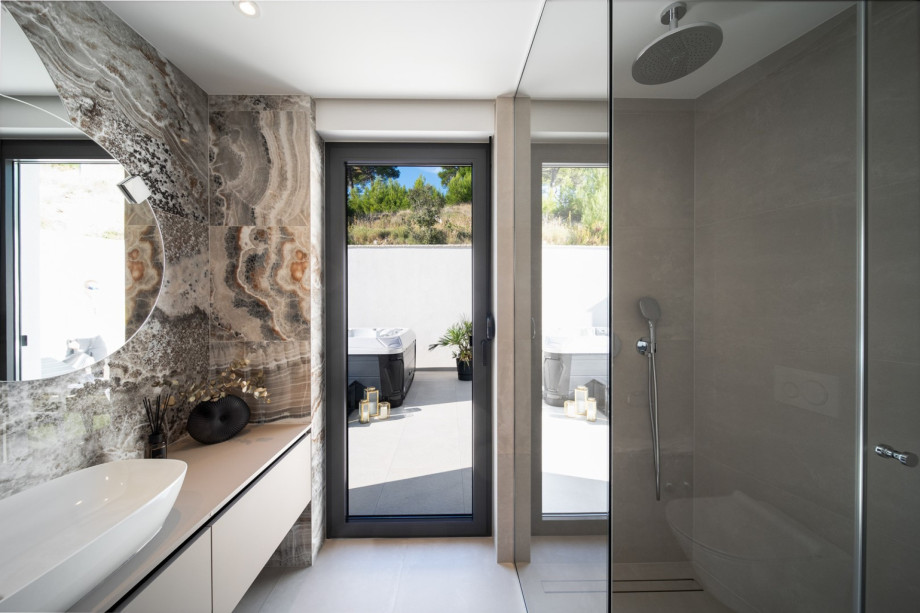 En-suite bathroom with a shower (6.4 sqm) with glass door /exit to the terrace