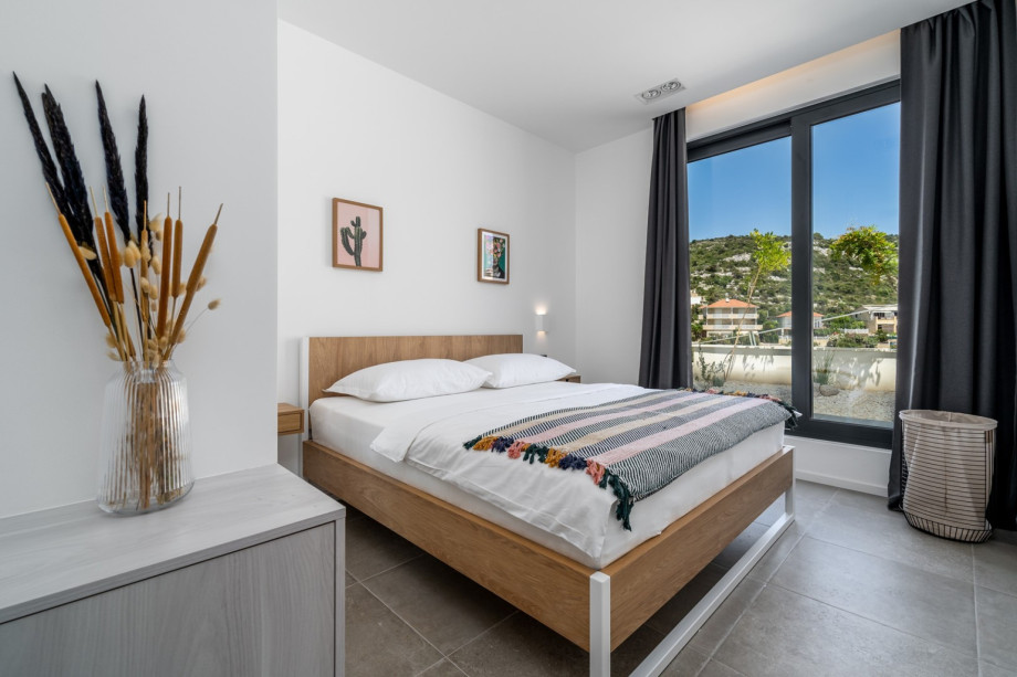 Bedroom NO5 with king size bed 180cm x 200cm with sea views