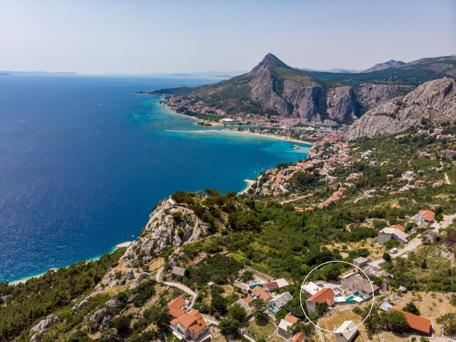 The OUTDOOR area offers a stunning 24.5 sqm (7x3.5m) swimming pool with hydromassage overlooking the sea and Omiš