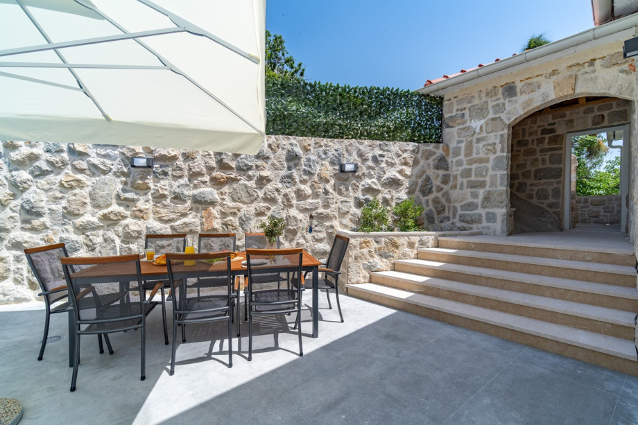 The outdoor area (West orientation) includes a spacious sun deck area with 8 lounge chairs