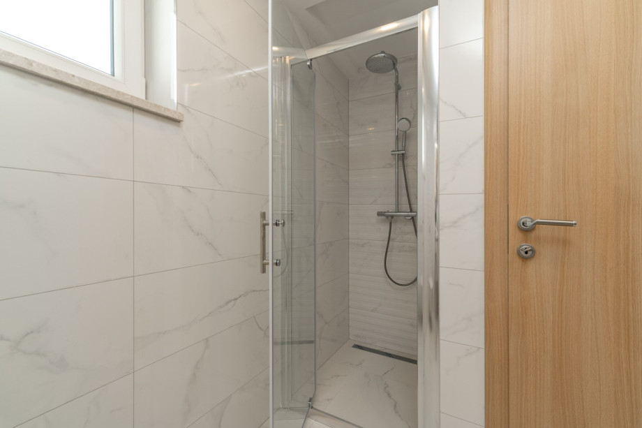 A Family Bathroom with a shower is on the ground floor