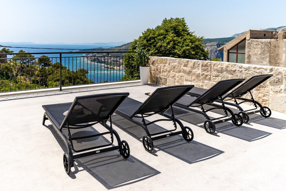 Villa The King is a well-equipped 135sqm house organized on two floors connected by an internal staircase