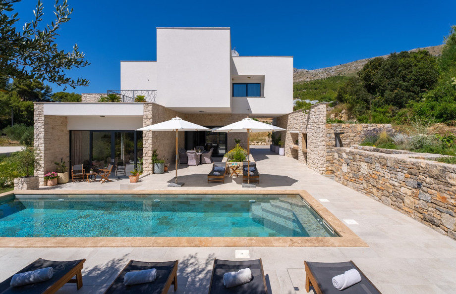 Villa Praska offers a very comfortable living room, a fully equipped kitchen with dining area, 3 en-suite bedrooms