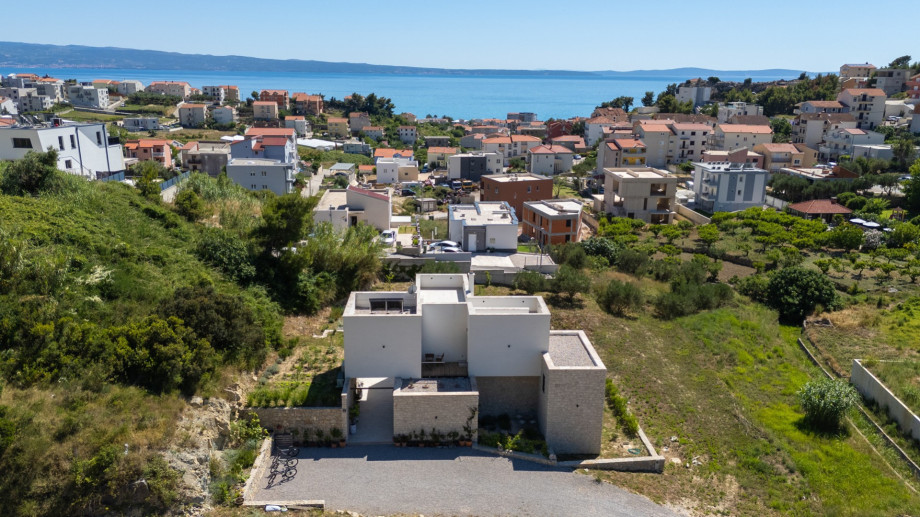 Between the famous town Split (9 km to center) and small-town Omiš and Cetina river (16 km) where besides nature’s abundance, comfortable accommodation