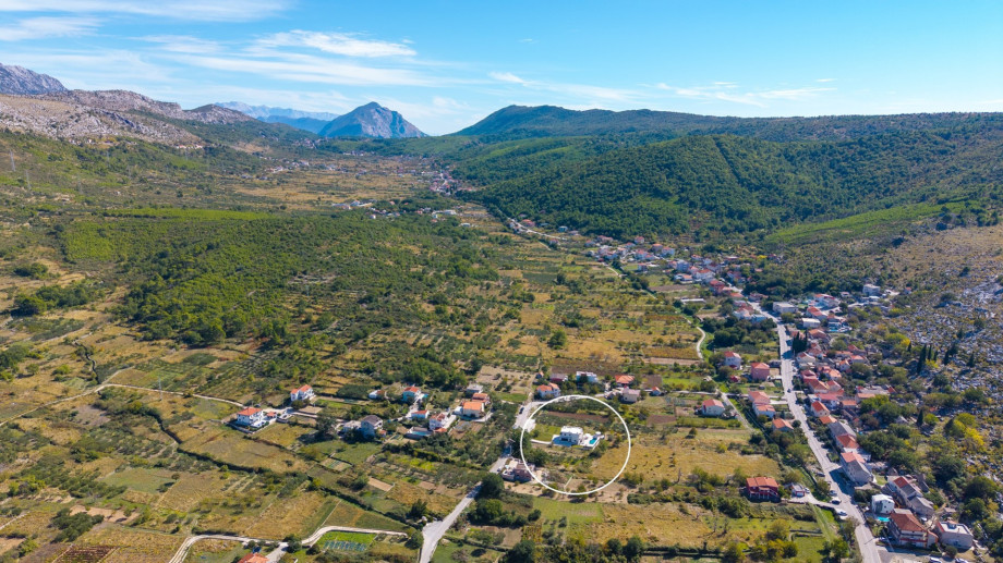 Perfectly positioned in a quiet rural area, just 17 km from the historical attractions of Split.