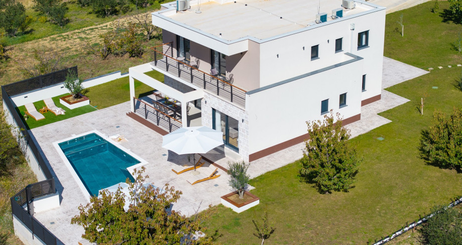 Modern architecture meets nature on a fully fenced 1500 m2 plot, ideal for a carefree holiday.