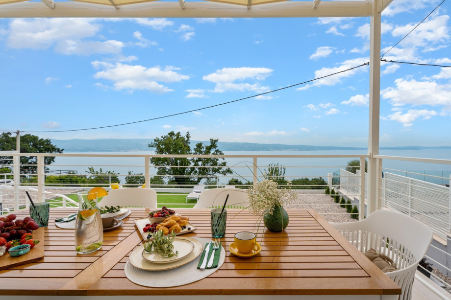In front of the living room is a covered outdoor dining area for 6 people.