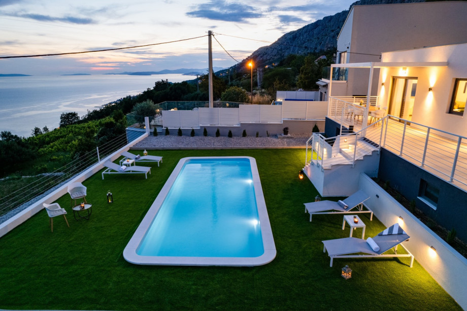 There are few spots for simply enjoying a cup of coffee or a glass of wine soaking up this amazing panoramic sea view.