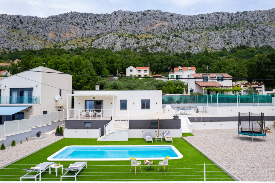 The outdoor area also offers a sun deck area with  4 deck chairs, an outdoor shower, a lounge corner