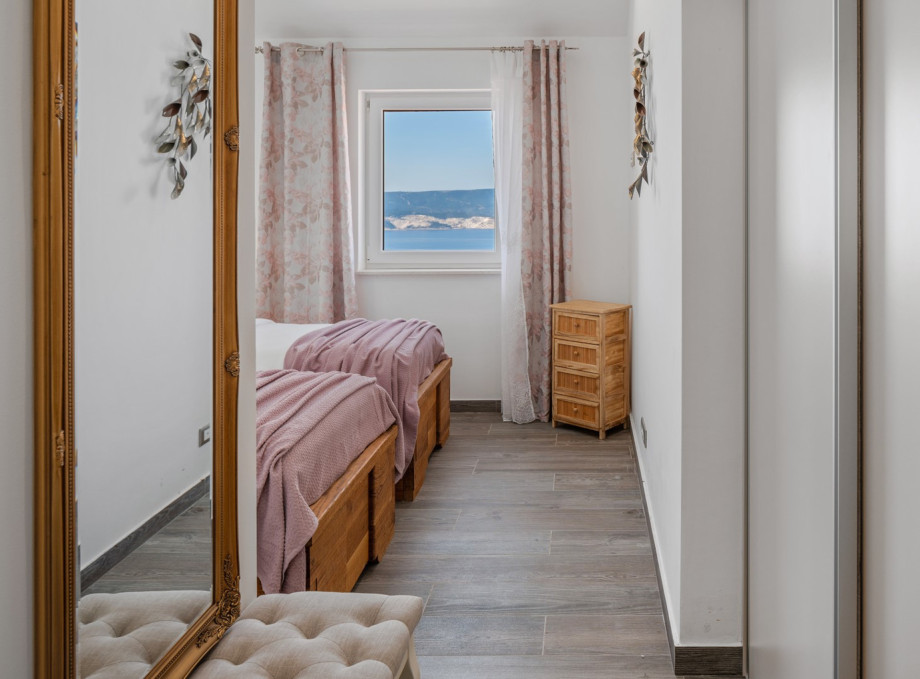 Bedroom NO3 (14sqm) with two single beds 90cm x 200cm, en-suite bathroom with a shower, air-conditioning, a makeup table and sea views