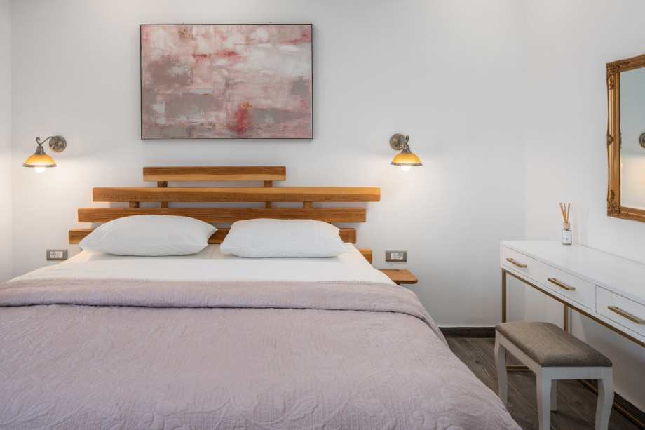 Bedroom NO5 (16sqm) with a king size bed 180cm x 200cm, en-suite bathroom with a shower, air-conditioning, a makeup table and sea views.