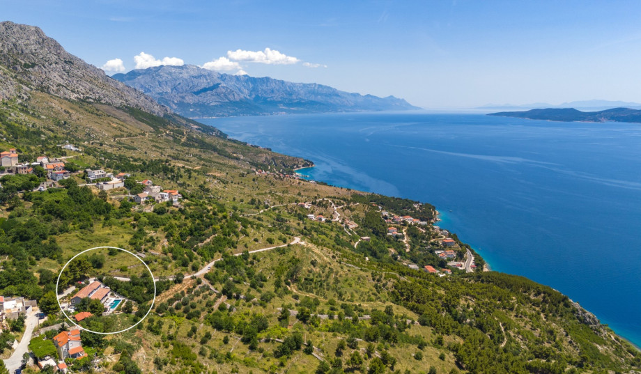 Artina, the most beautiful beach, is just a 4-minute drive away (1,7-kilometer distance).