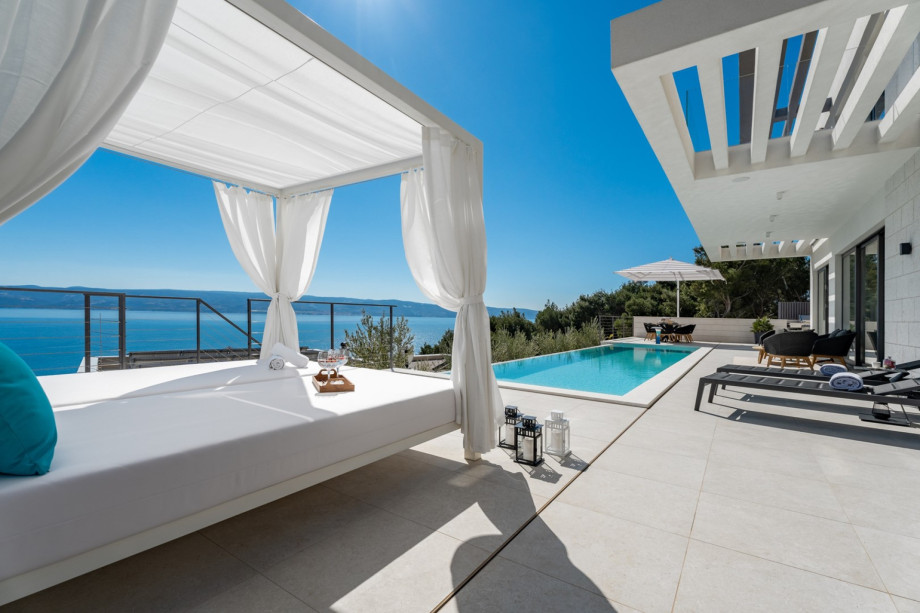 An outdoor Baldachin.